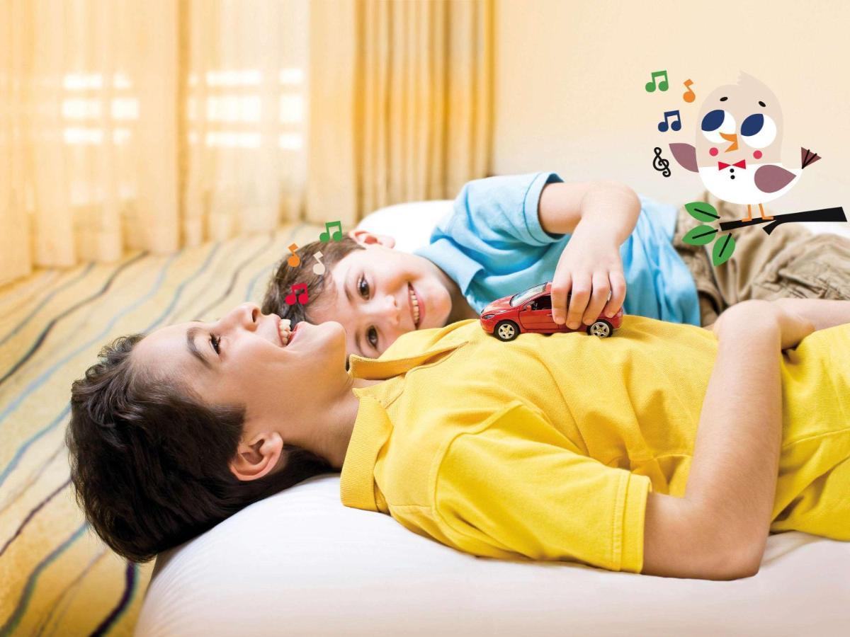 Moevenpick Villas & Residences Phu Quoc Exterior foto A child with autism playing with a toy car