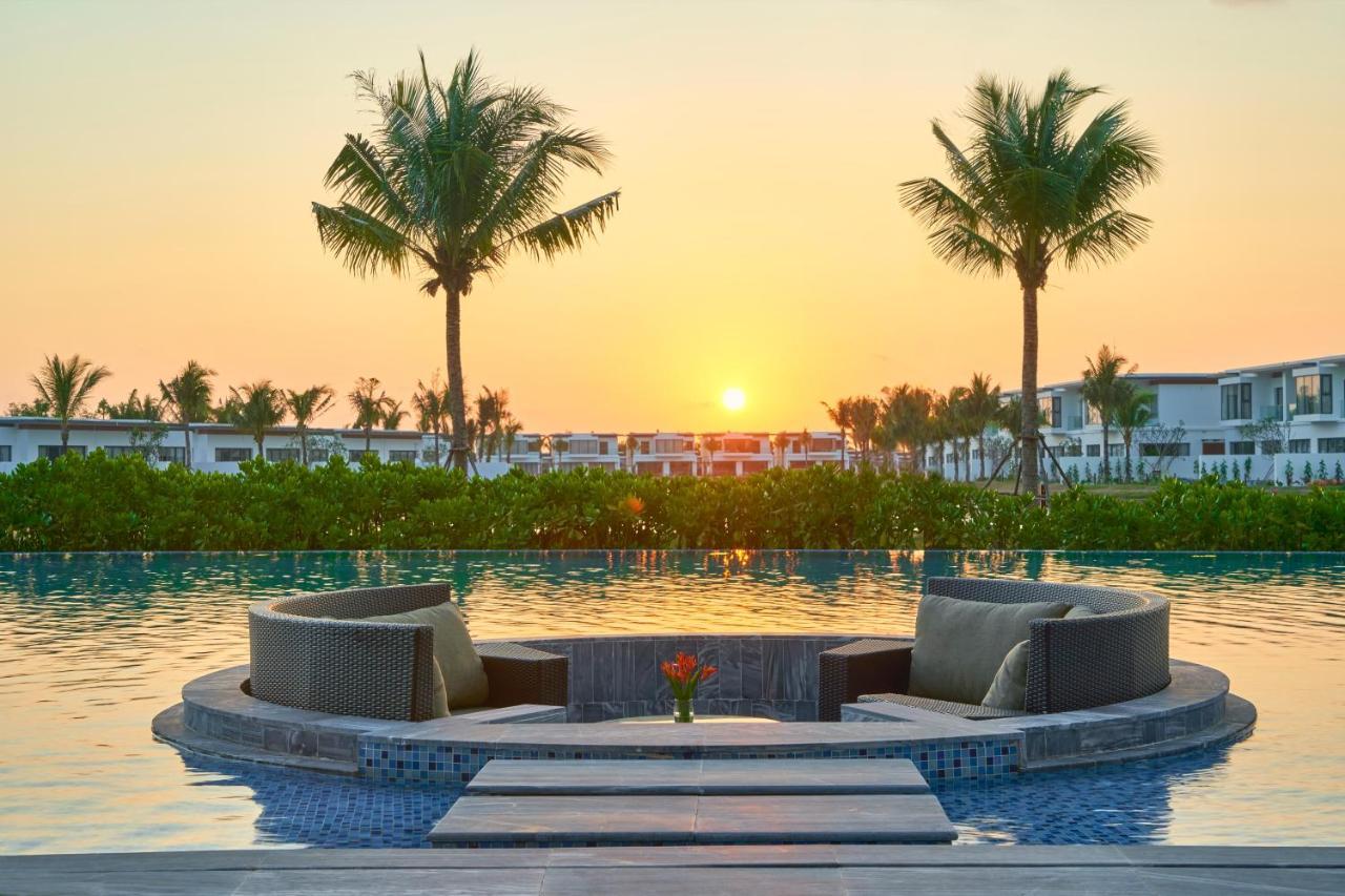 Moevenpick Villas & Residences Phu Quoc Exterior foto Sunset at Vinpearl Hotel Nha Trang