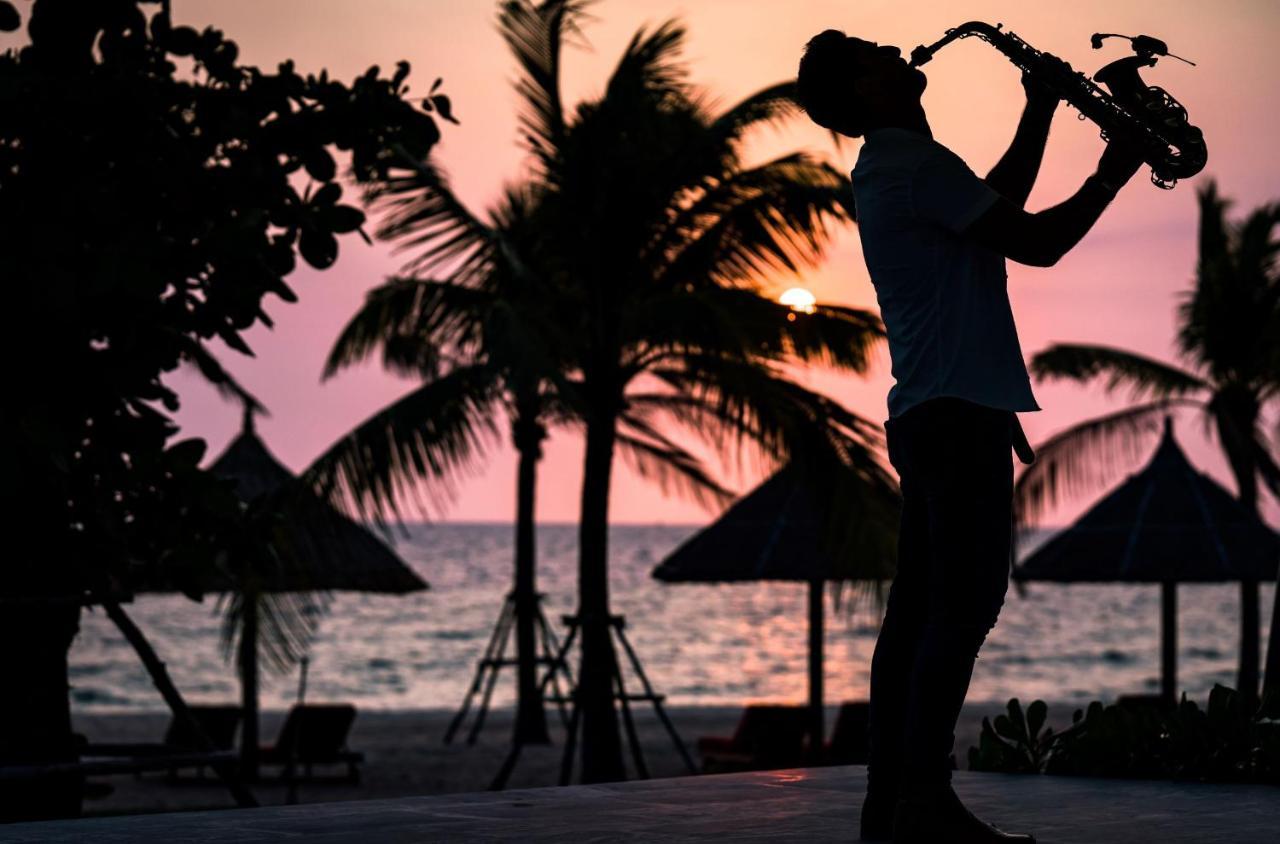 Moevenpick Villas & Residences Phu Quoc Exterior foto Sunset at the beach